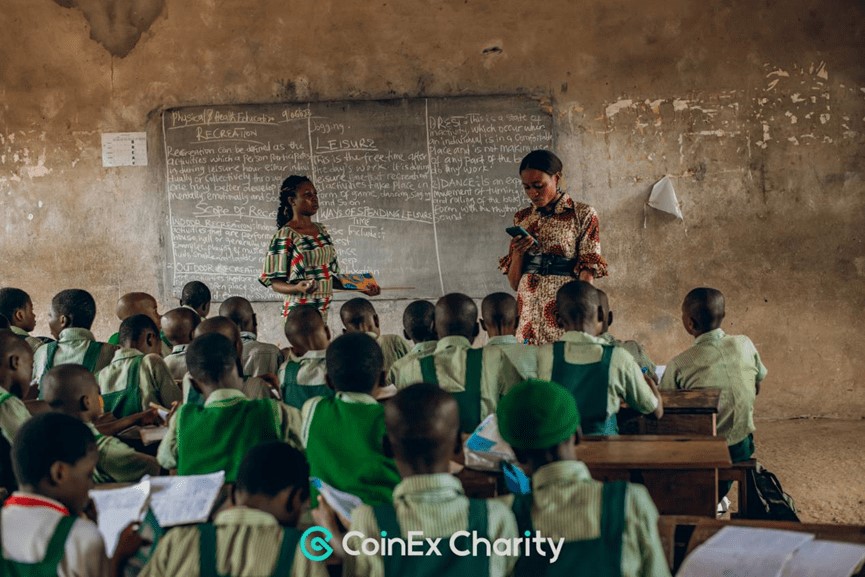 عشق‌ورزی و تحقق رویاها: خیریهٔ کوینکس دانش‌آموزان نیجریه را صاحب قدرت می‌کند - ""